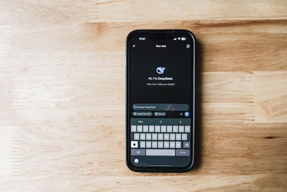 AI customer service chatbot helping support team manage customer inquiries efficiently